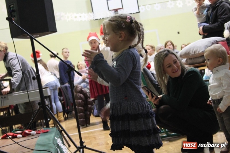 Zdjęcie w galerii na portalu naszraciborz.pl: Jarmark Bożonarodzeniowy i spotkanie z Mikołajem w Borucinie wiadomości z regionu