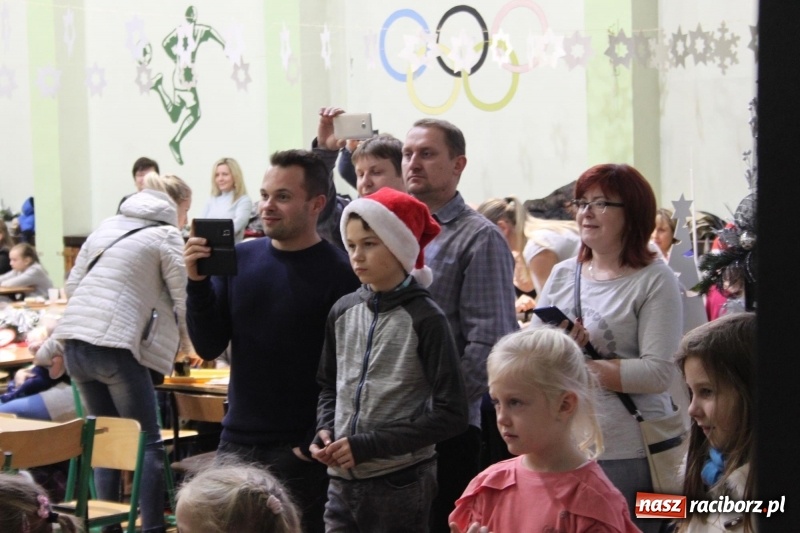 Zdjęcie w galerii na portalu naszraciborz.pl: Jarmark Bożonarodzeniowy i spotkanie z Mikołajem w Borucinie wiadomości z regionu
