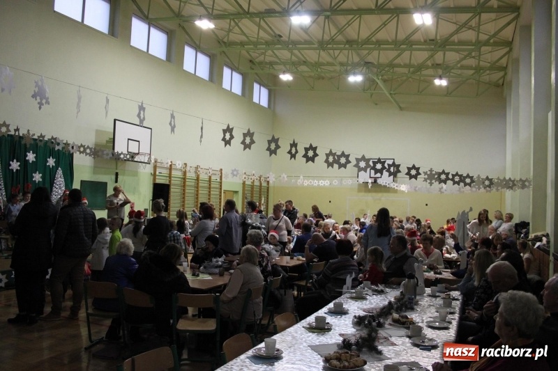 Zdjęcie w galerii na portalu naszraciborz.pl: Jarmark Bożonarodzeniowy i spotkanie z Mikołajem w Borucinie wiadomości z regionu