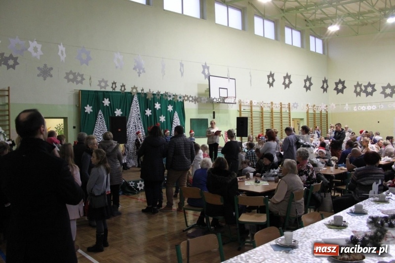 Zdjęcie w galerii na portalu naszraciborz.pl: Jarmark Bożonarodzeniowy i spotkanie z Mikołajem w Borucinie wiadomości z regionu