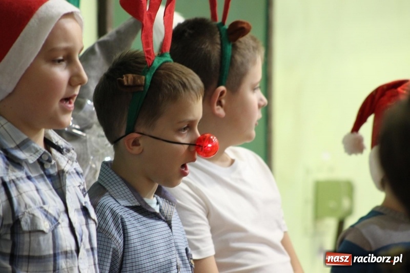 Zdjęcie w galerii na portalu naszraciborz.pl: Jarmark Bożonarodzeniowy i spotkanie z Mikołajem w Borucinie wiadomości z regionu