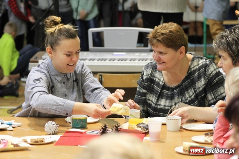 Zdjęcie w galerii na portalu naszraciborz.pl: Jarmark Bożonarodzeniowy i spotkanie z Mikołajem w Borucinie wiadomości z regionu