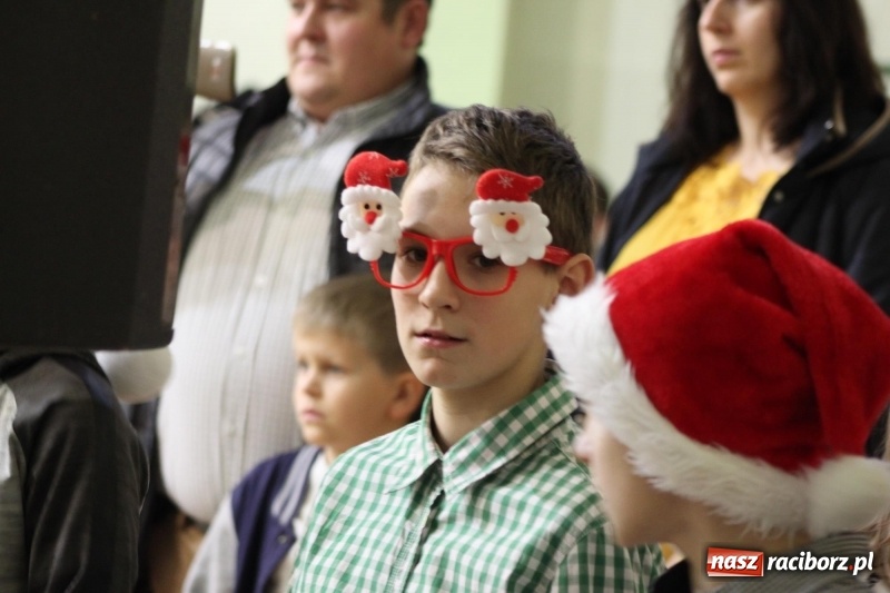 Zdjęcie w galerii na portalu naszraciborz.pl: Jarmark Bożonarodzeniowy i spotkanie z Mikołajem w Borucinie wiadomości z regionu