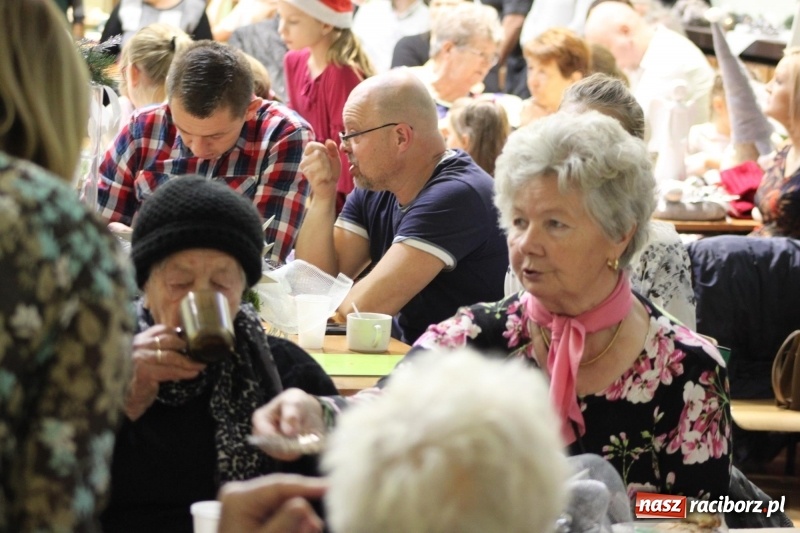Zdjęcie w galerii na portalu naszraciborz.pl: Jarmark Bożonarodzeniowy i spotkanie z Mikołajem w Borucinie wiadomości z regionu