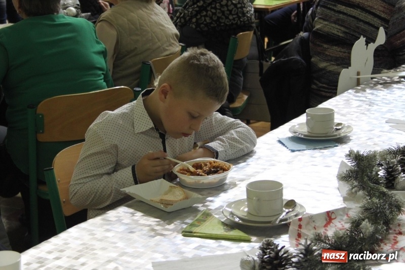 Zdjęcie w galerii na portalu naszraciborz.pl: Jarmark Bożonarodzeniowy i spotkanie z Mikołajem w Borucinie wiadomości z regionu