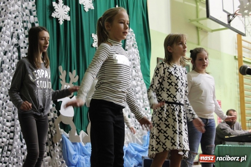 Zdjęcie w galerii na portalu naszraciborz.pl: Jarmark Bożonarodzeniowy i spotkanie z Mikołajem w Borucinie wiadomości z regionu