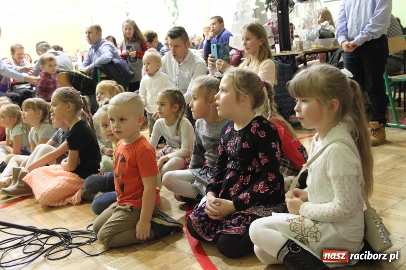 Zdjęcie w galerii na portalu naszraciborz.pl: Jarmark Bożonarodzeniowy i spotkanie z Mikołajem w Borucinie wiadomości z regionu