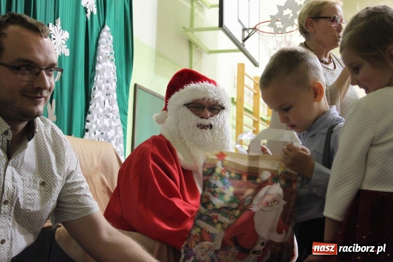 Zdjęcie w galerii na portalu naszraciborz.pl: Jarmark Bożonarodzeniowy i spotkanie z Mikołajem w Borucinie wiadomości z regionu
