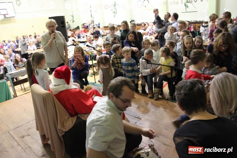 Zdjęcie w galerii na portalu naszraciborz.pl: Jarmark Bożonarodzeniowy i spotkanie z Mikołajem w Borucinie wiadomości z regionu