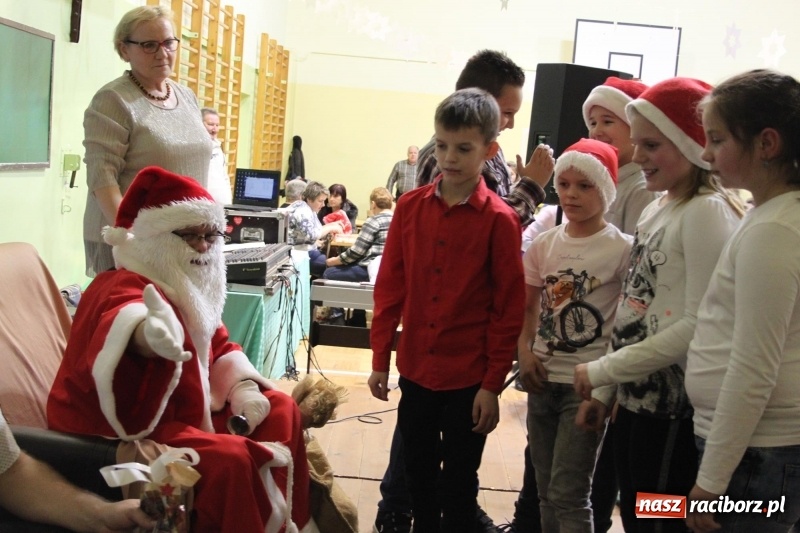 Zdjęcie w galerii na portalu naszraciborz.pl: Jarmark Bożonarodzeniowy i spotkanie z Mikołajem w Borucinie wiadomości z regionu