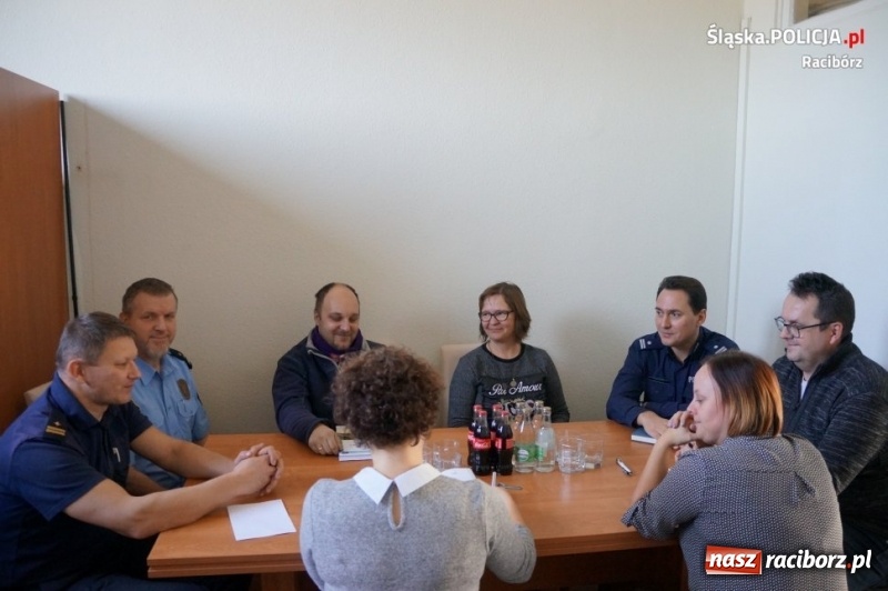 Zdjęcie w galerii na portalu naszraciborz.pl: Raciborscy policjanci rozmawiali o ogrzewalni wiadomości z regionu