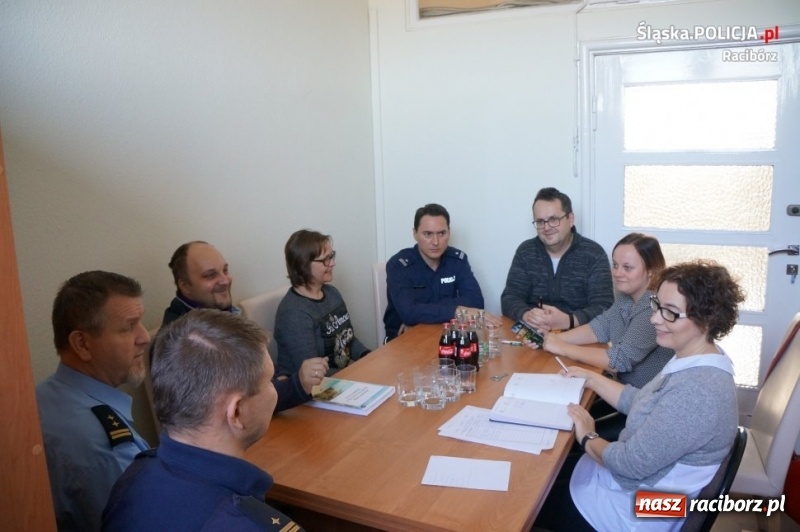 Zdjęcie w galerii na portalu naszraciborz.pl: Raciborscy policjanci rozmawiali o ogrzewalni wiadomości z regionu