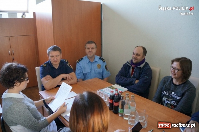 Zdjęcie w galerii na portalu naszraciborz.pl: Raciborscy policjanci rozmawiali o ogrzewalni wiadomości z regionu