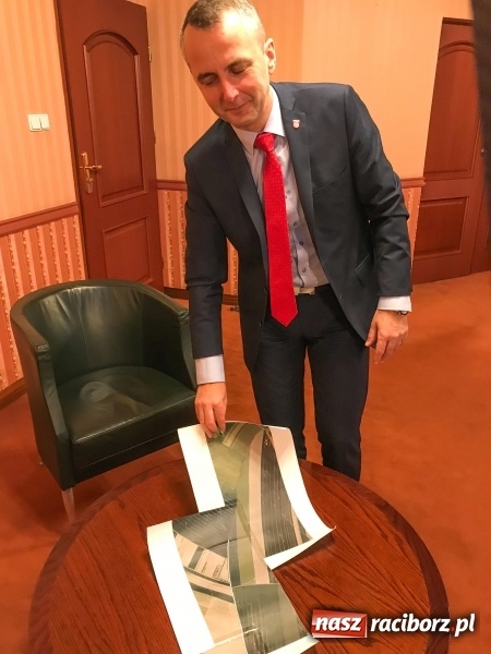 Zdjęcie w galerii na portalu naszraciborz.pl: Polówka, księżycówka i rondo przy Mechaniku. Prezydent szuka pomysłu jak usprawnić ruch w Raciborzu wiadomości z regionu