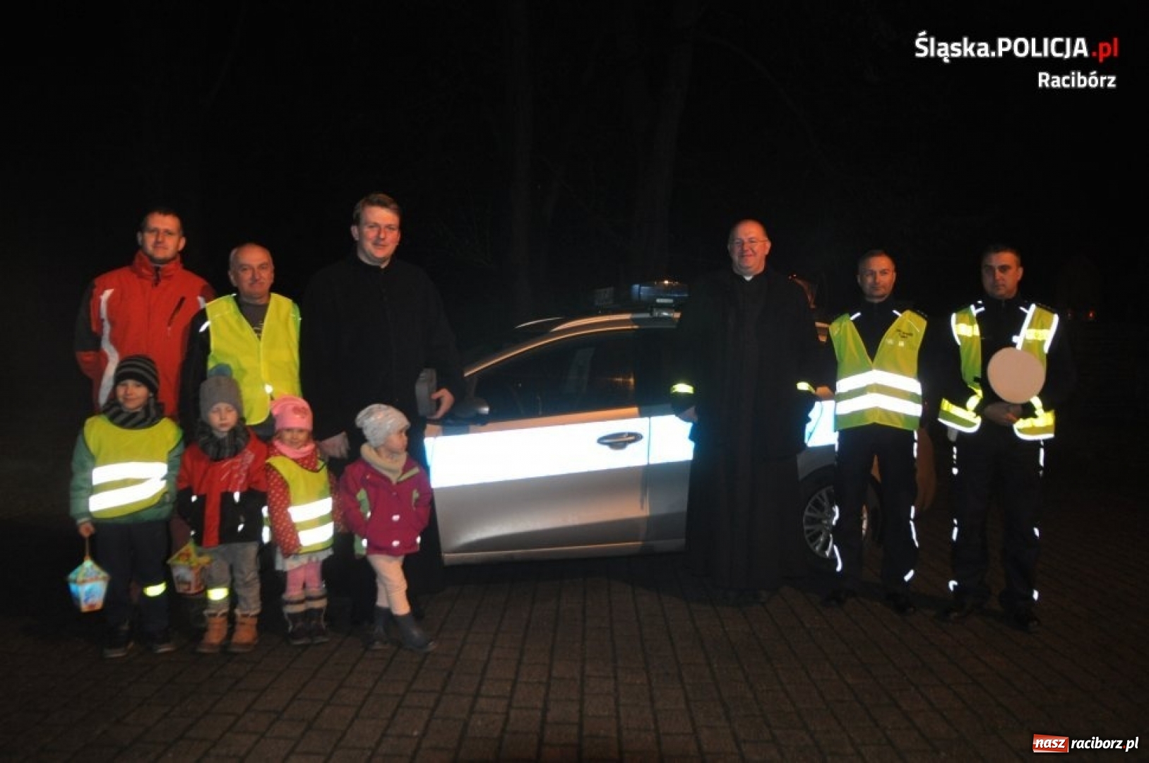 Zdjęcie w galerii na portalu naszraciborz.pl: Jasna droga do Boga. Policjanci, proboszcz i motocykliści rozdawali kamizelki odblaskowe wiadomości z regionu