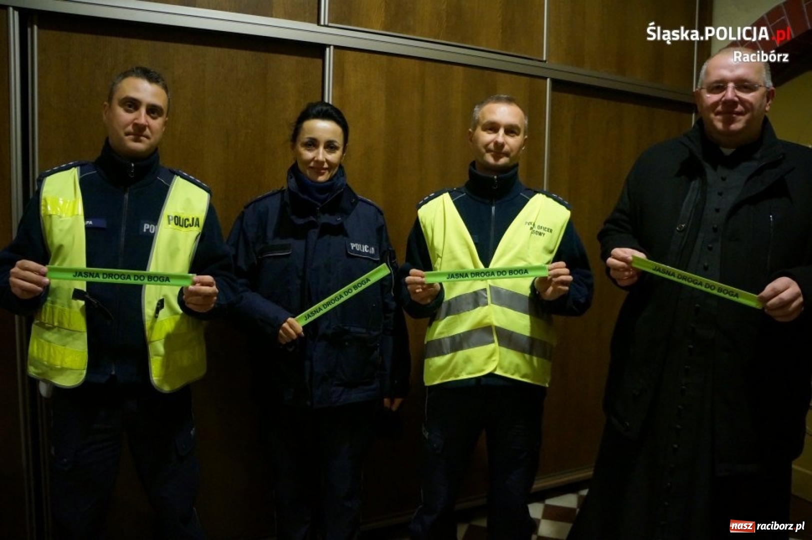 Zdjęcie w galerii na portalu naszraciborz.pl: Jasna droga do Boga. Policjanci, proboszcz i motocykliści rozdawali kamizelki odblaskowe wiadomości z regionu