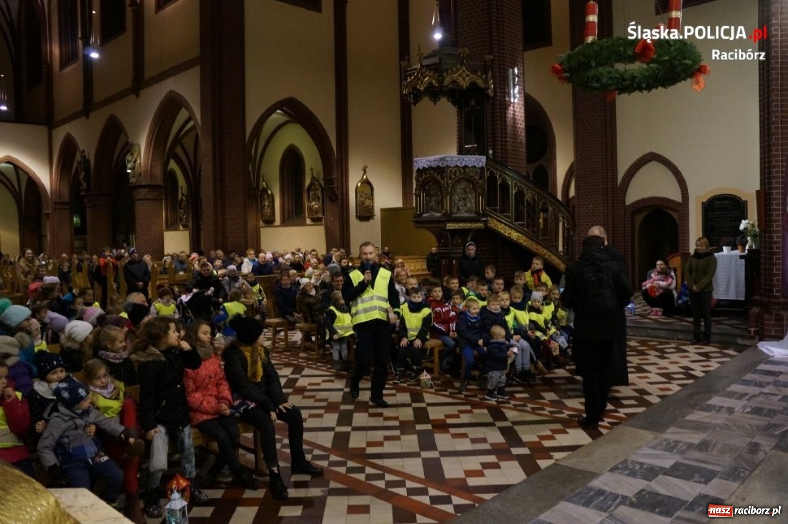 Zdjęcie w galerii na portalu naszraciborz.pl: Jasna droga do Boga. Policjanci, proboszcz i motocykliści rozdawali kamizelki odblaskowe wiadomości z regionu