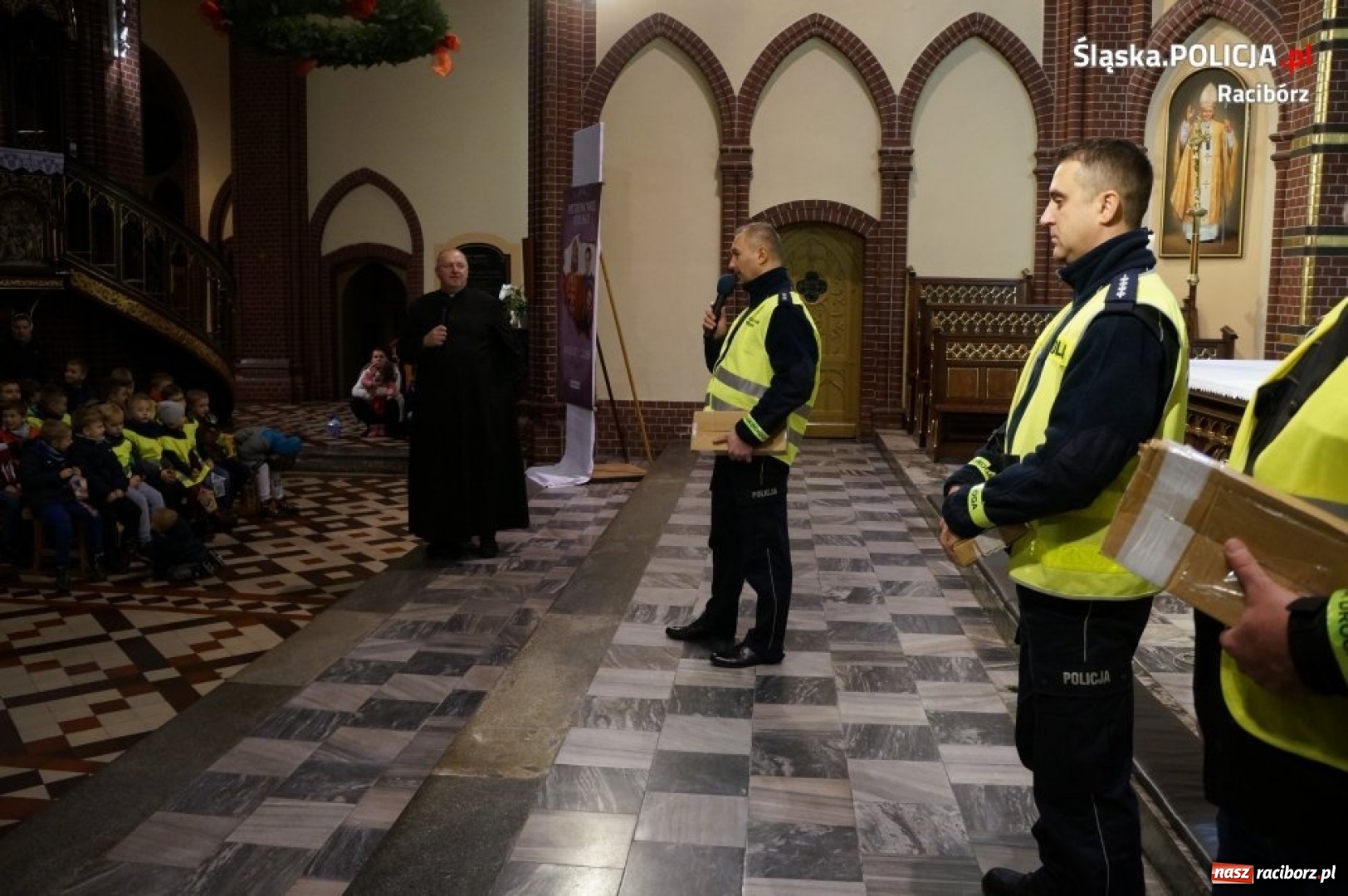 Zdjęcie w galerii na portalu naszraciborz.pl: Jasna droga do Boga. Policjanci, proboszcz i motocykliści rozdawali kamizelki odblaskowe wiadomości z regionu