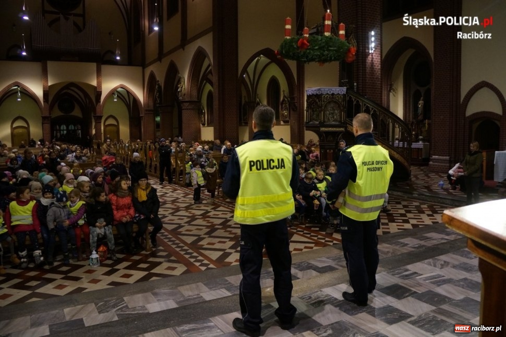 Zdjęcie w galerii na portalu naszraciborz.pl: Jasna droga do Boga. Policjanci, proboszcz i motocykliści rozdawali kamizelki odblaskowe wiadomości z regionu