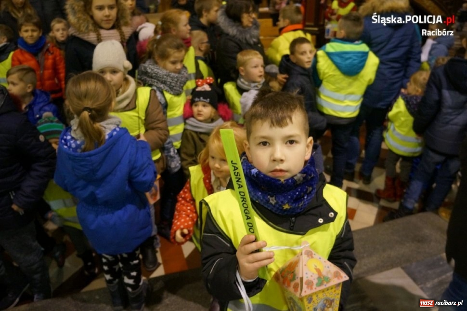 Zdjęcie w galerii na portalu naszraciborz.pl: Jasna droga do Boga. Policjanci, proboszcz i motocykliści rozdawali kamizelki odblaskowe wiadomości z regionu