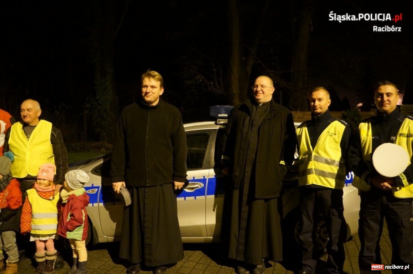 Zdjęcie w galerii na portalu naszraciborz.pl: Jasna droga do Boga. Policjanci, proboszcz i motocykliści rozdawali kamizelki odblaskowe wiadomości z regionu