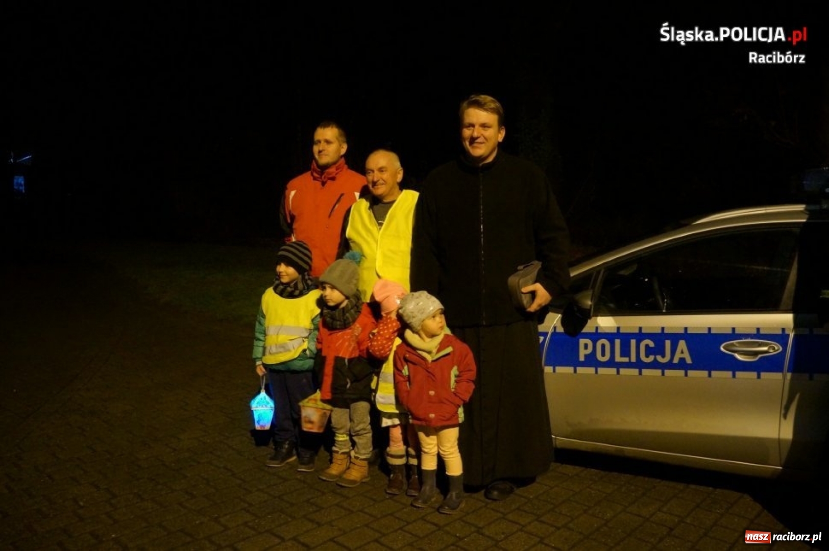 Zdjęcie w galerii na portalu naszraciborz.pl: Jasna droga do Boga. Policjanci, proboszcz i motocykliści rozdawali kamizelki odblaskowe wiadomości z regionu