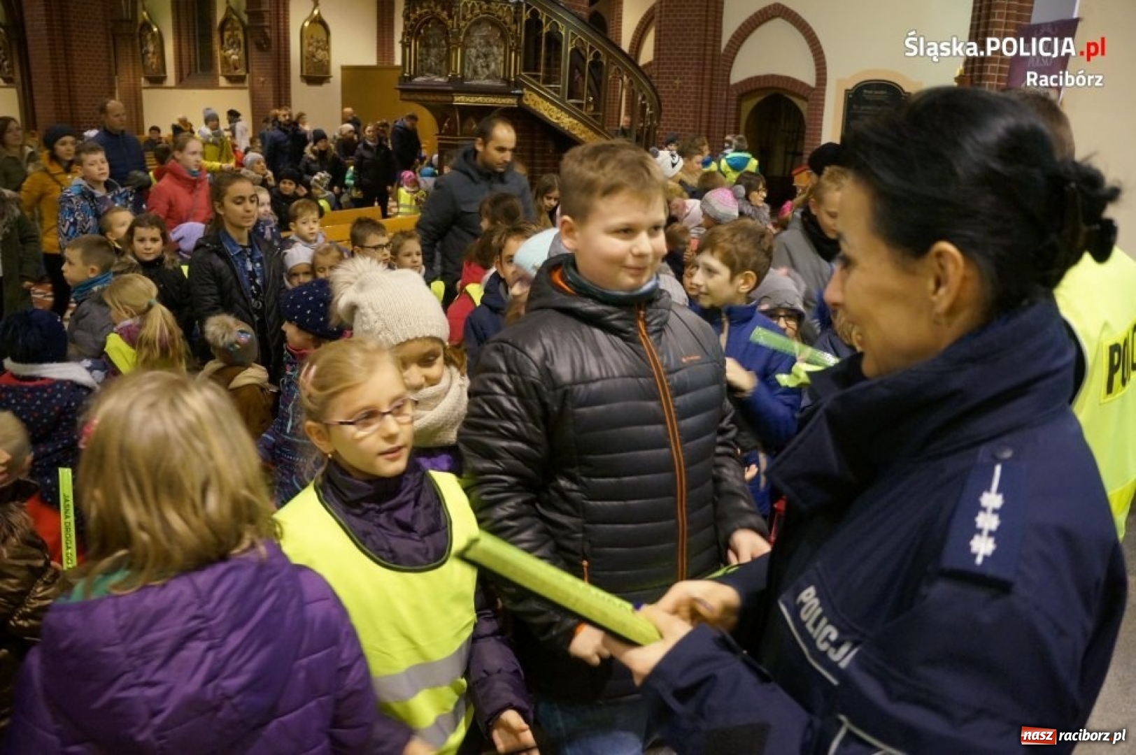 Zdjęcie w galerii na portalu naszraciborz.pl: Jasna droga do Boga. Policjanci, proboszcz i motocykliści rozdawali kamizelki odblaskowe wiadomości z regionu