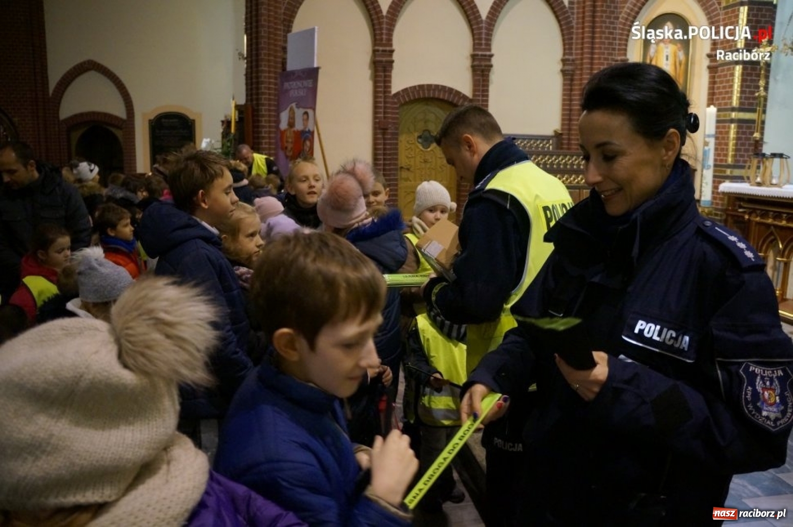 Zdjęcie w galerii na portalu naszraciborz.pl: Jasna droga do Boga. Policjanci, proboszcz i motocykliści rozdawali kamizelki odblaskowe wiadomości z regionu