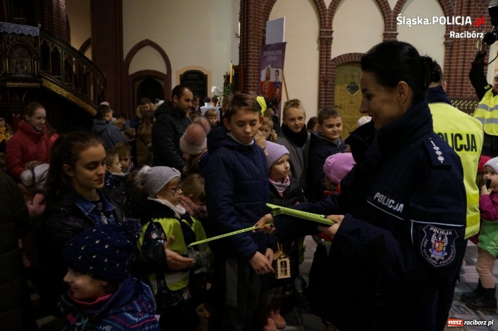 Zdjęcie w galerii na portalu naszraciborz.pl: Jasna droga do Boga. Policjanci, proboszcz i motocykliści rozdawali kamizelki odblaskowe wiadomości z regionu