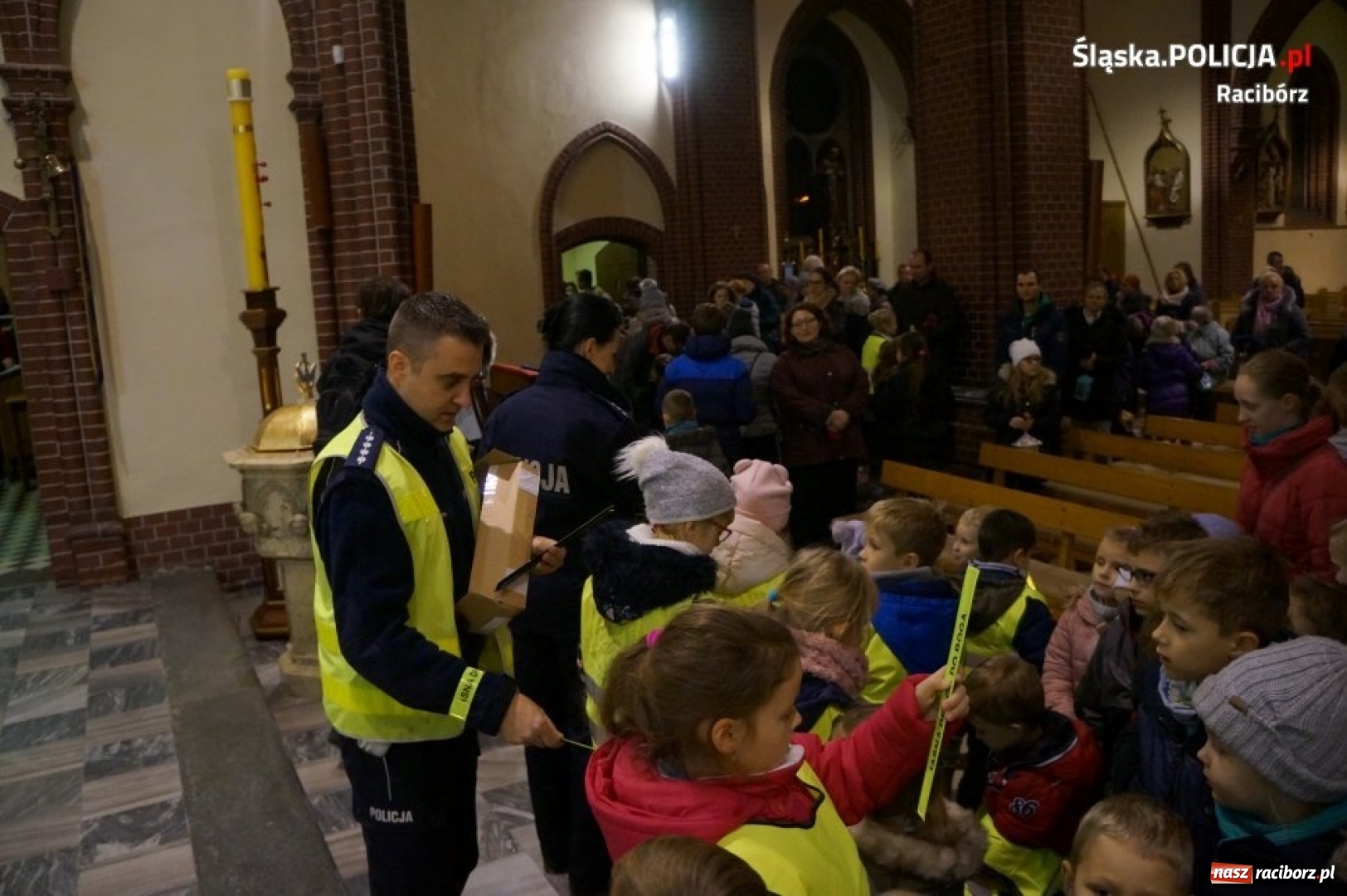 Zdjęcie w galerii na portalu naszraciborz.pl: Jasna droga do Boga. Policjanci, proboszcz i motocykliści rozdawali kamizelki odblaskowe wiadomości z regionu