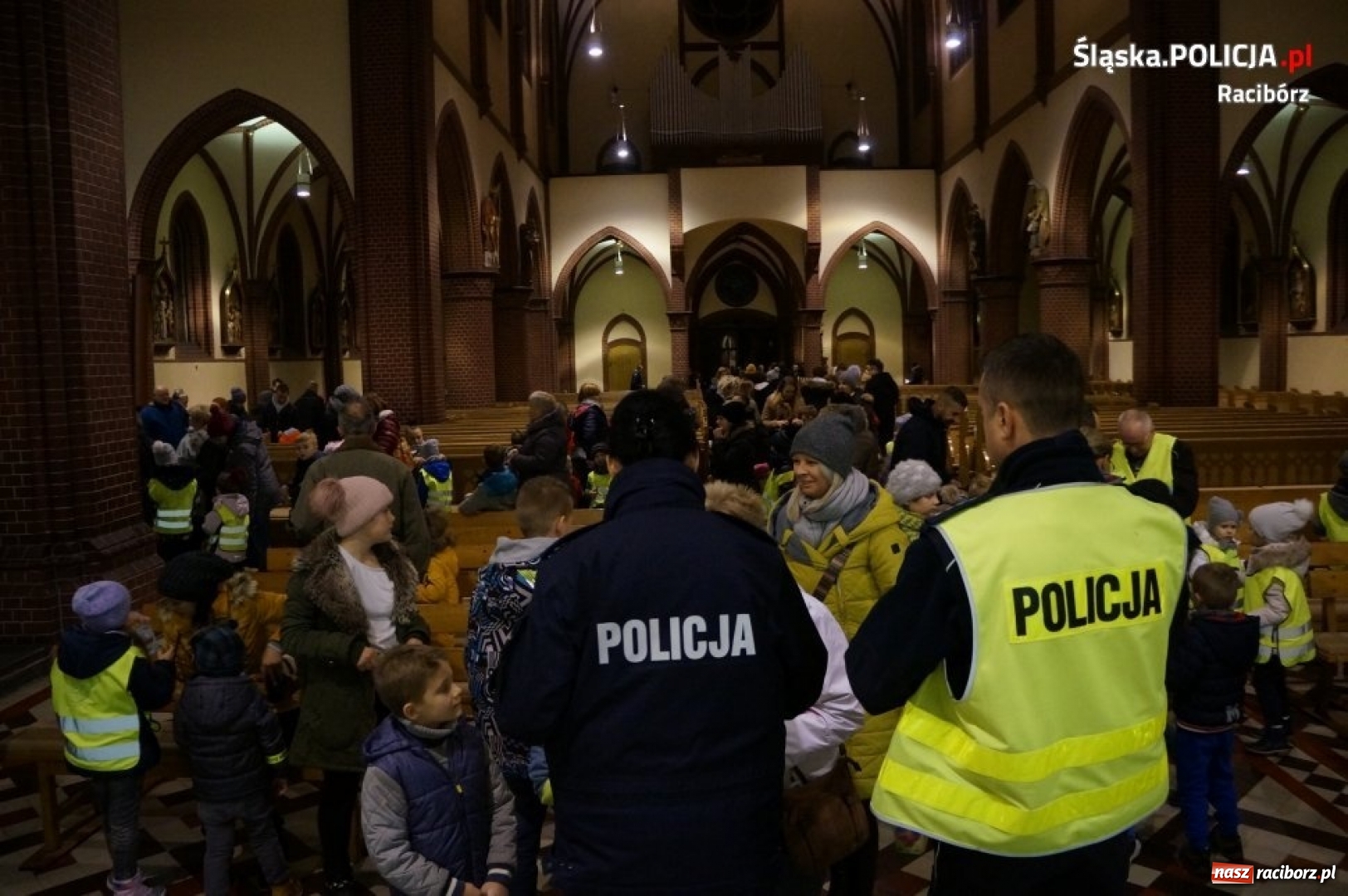 Zdjęcie w galerii na portalu naszraciborz.pl: Jasna droga do Boga. Policjanci, proboszcz i motocykliści rozdawali kamizelki odblaskowe wiadomości z regionu