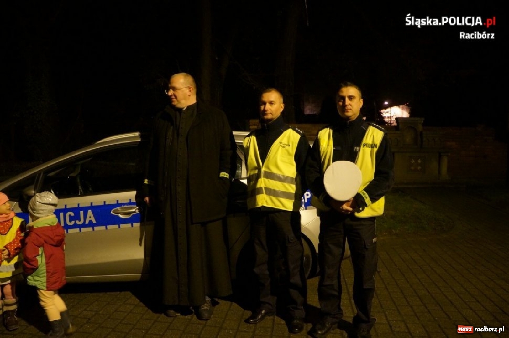 Zdjęcie w galerii na portalu naszraciborz.pl: Jasna droga do Boga. Policjanci, proboszcz i motocykliści rozdawali kamizelki odblaskowe wiadomości z regionu