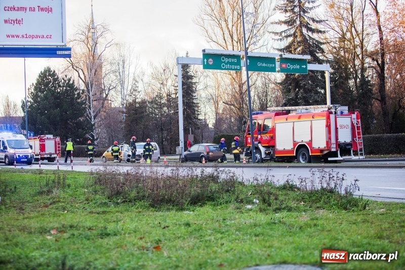 Zdjęcie w galerii na portalu naszraciborz.pl: Brawura na Odrostradzie nie popłaca. Kolejny samochód wypadł z zakrętu wiadomości z regionu