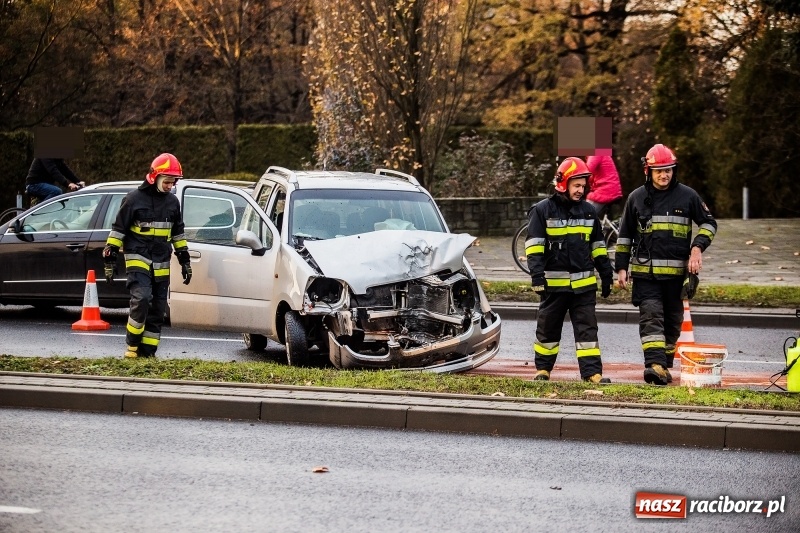 Zdjęcie w galerii na portalu naszraciborz.pl: Brawura na Odrostradzie nie popłaca. Kolejny samochód wypadł z zakrętu wiadomości z regionu