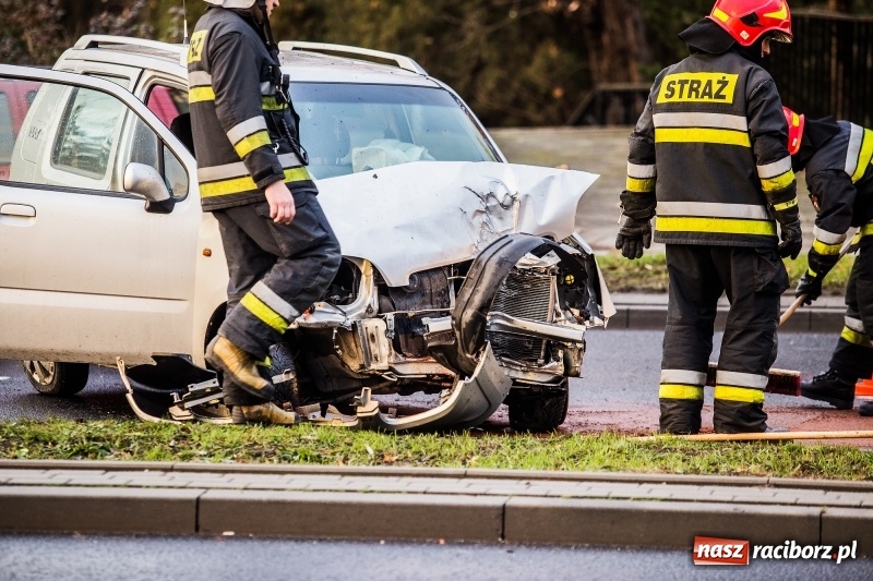 Zdjęcie w galerii na portalu naszraciborz.pl: Brawura na Odrostradzie nie popłaca. Kolejny samochód wypadł z zakrętu wiadomości z regionu