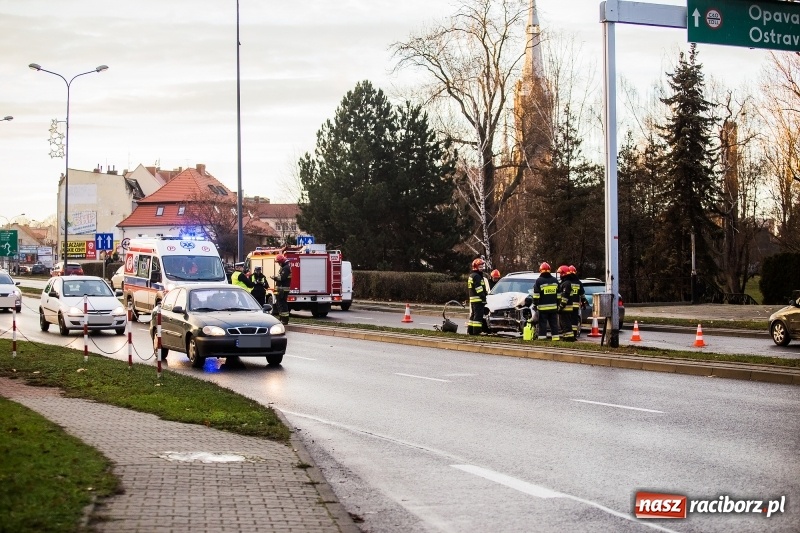 Zdjęcie w galerii na portalu naszraciborz.pl: Brawura na Odrostradzie nie popłaca. Kolejny samochód wypadł z zakrętu wiadomości z regionu