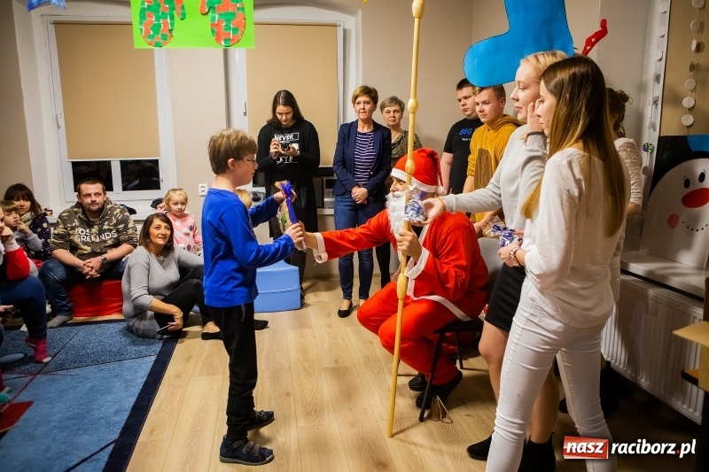 Zdjęcie w galerii na portalu naszraciborz.pl: Spotkanie mikołajkowe w Stowarzyszeniu Spektrum wiadomości z regionu