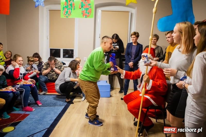 Zdjęcie w galerii na portalu naszraciborz.pl: Spotkanie mikołajkowe w Stowarzyszeniu Spektrum wiadomości z regionu