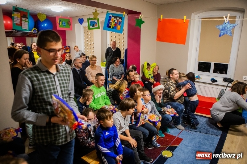 Zdjęcie w galerii na portalu naszraciborz.pl: Spotkanie mikołajkowe w Stowarzyszeniu Spektrum wiadomości z regionu