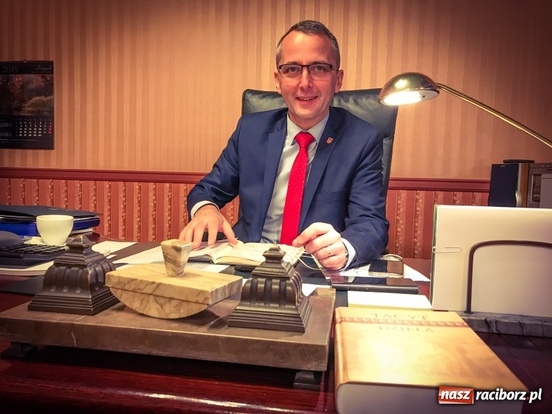 Zdjęcie w galerii na portalu naszraciborz.pl: Zamiast Pinokia stylowy sekretarzyk i Dzieła Tacyta  wiadomości z regionu