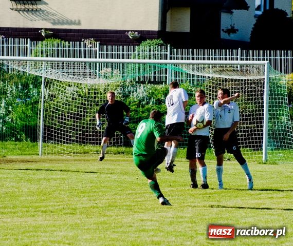 Zdjęcie w galerii na portalu naszraciborz.pl: B-klasa: błotna porażka Pietraszyna wiadomości z regionu