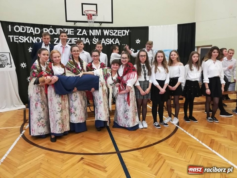 Zdjęcie w galerii na portalu naszraciborz.pl: Święto patrona w Szkole Podstawowej w Krzyżanowicach wiadomości z regionu