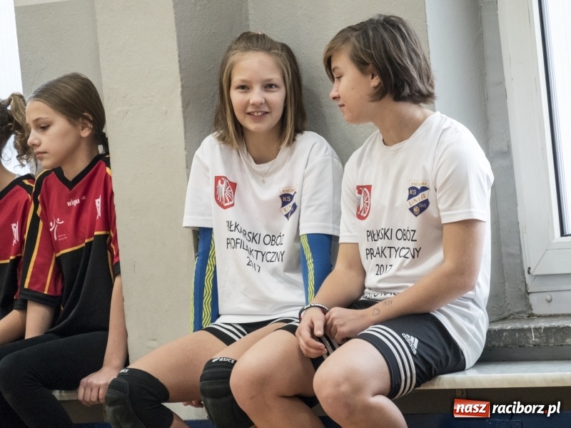 Zdjęcie w galerii na portalu naszraciborz.pl: Mikołajkowy Turniej Dwójek Siatkarskich Dziewcząt w raciborskim MOS-ie wiadomości z regionu