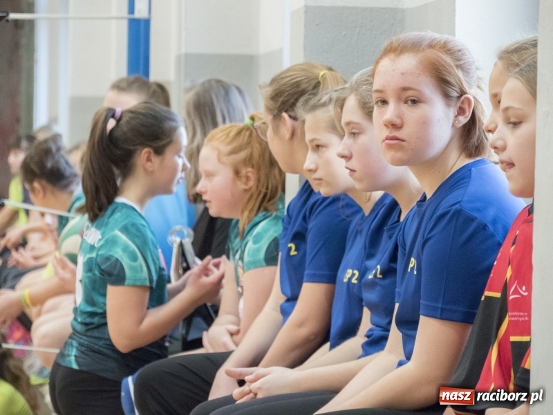 Zdjęcie w galerii na portalu naszraciborz.pl: Mikołajkowy Turniej Dwójek Siatkarskich Dziewcząt w raciborskim MOS-ie wiadomości z regionu