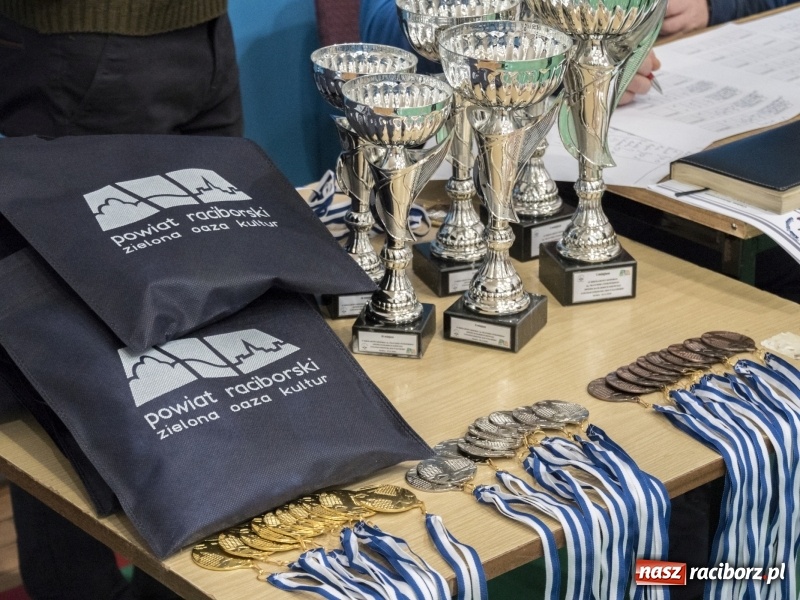 Zdjęcie w galerii na portalu naszraciborz.pl: Mikołajkowy Turniej Dwójek Siatkarskich Dziewcząt w raciborskim MOS-ie wiadomości z regionu