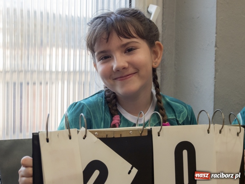 Zdjęcie w galerii na portalu naszraciborz.pl: Mikołajkowy Turniej Dwójek Siatkarskich Dziewcząt w raciborskim MOS-ie wiadomości z regionu