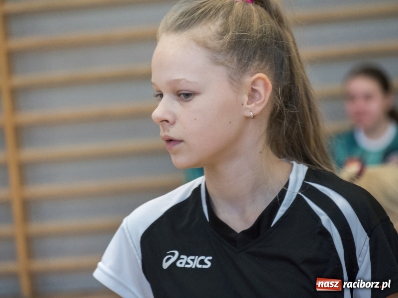 Zdjęcie w galerii na portalu naszraciborz.pl: Mikołajkowy Turniej Dwójek Siatkarskich Dziewcząt w raciborskim MOS-ie wiadomości z regionu