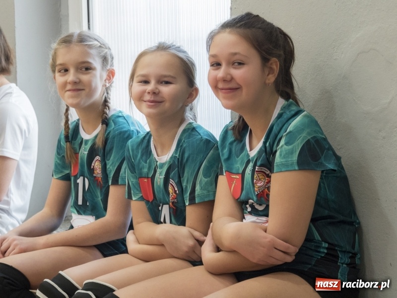 Zdjęcie w galerii na portalu naszraciborz.pl: Mikołajkowy Turniej Dwójek Siatkarskich Dziewcząt w raciborskim MOS-ie wiadomości z regionu