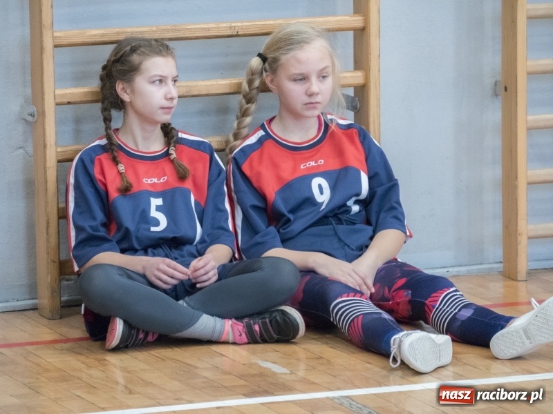 Zdjęcie w galerii na portalu naszraciborz.pl: Mikołajkowy Turniej Dwójek Siatkarskich Dziewcząt w raciborskim MOS-ie wiadomości z regionu