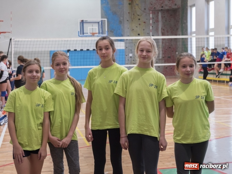 Zdjęcie w galerii na portalu naszraciborz.pl: Mikołajkowy Turniej Dwójek Siatkarskich Dziewcząt w raciborskim MOS-ie wiadomości z regionu